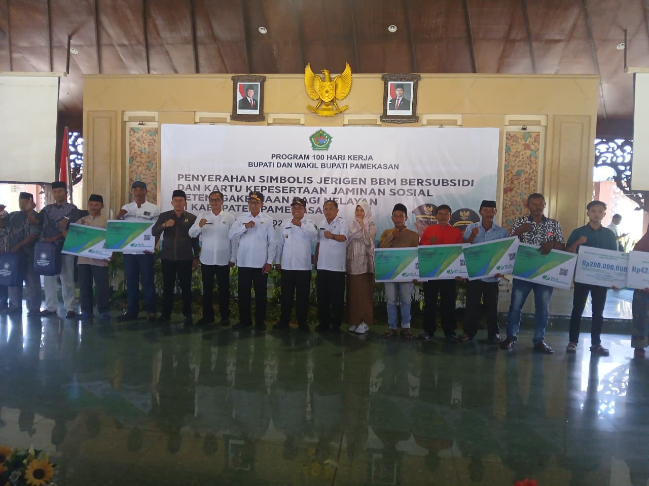 Penyerahan Jerigen dan BPJS Ketenagakerjaan - Dinas Perikanan Pamekasan