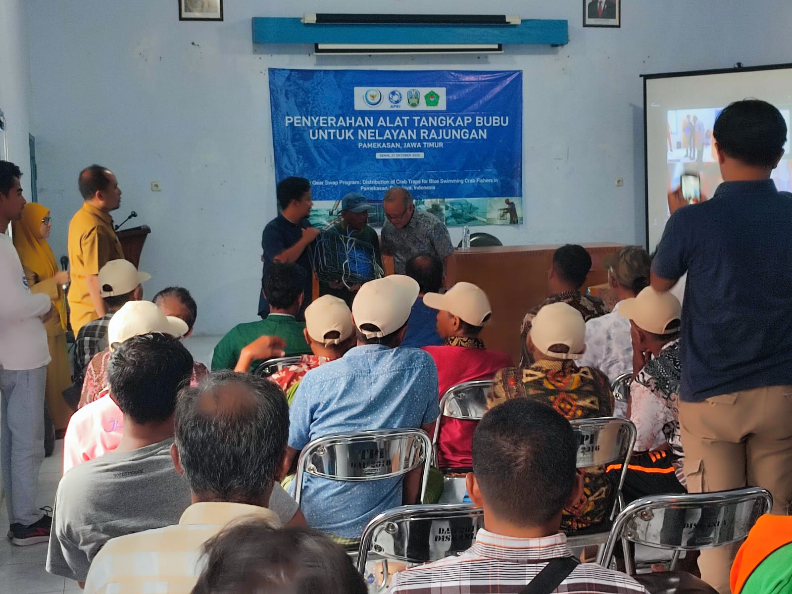 Pembinaan dan Serah Terima Bantuan Alat Tangkap Bubu - Dinas Perikanan Pamekasan